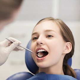 Young girl visiting Midland children’s emergency dentist