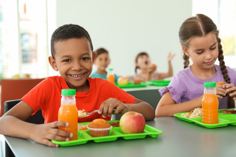 children eating school lunch